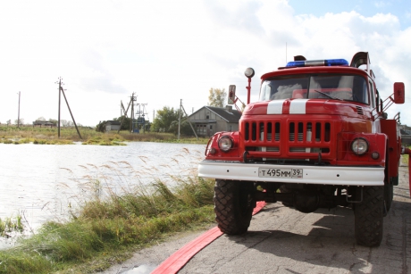 Спасатели ликвидируют последствия подтопления приусадебных участков в Калининградской области