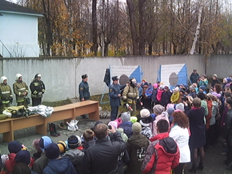 Школьникам Тверской области пожарные устроили праздник безопасности в рамках месячника гражданской обороны