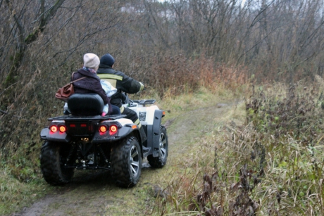 Сотрудники МЧС России Томской области вывели из леса заблудившуюся женщину с двумя детьми