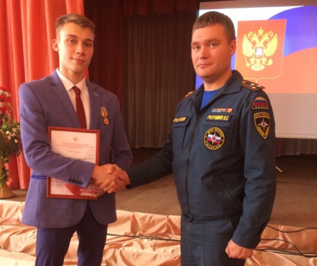 Тулунский школьник Радион Терехов получил от МЧС России медаль «За спасение погибающих на водах» Тулунский школьник Радион Терехов получил от МЧС России медаль «За спасение погибающих на водах»