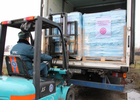 МЧС России завершило формирование 71-й автомобильной колонны с гуманитарной помощью для Донбасса (видео)