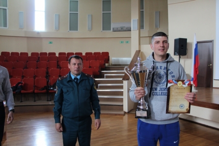 В Крыму прошли соревнования по армрестлингу между сотрудниками МЧС России