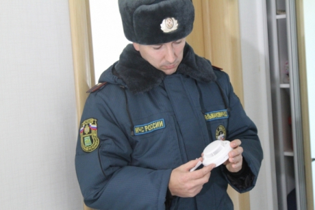 Сотрудники МЧС России устанавливают пожарные извещатели в домах многодетных и малообеспеченных семей