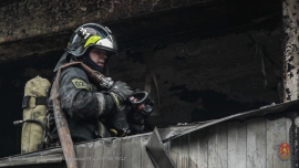Сотрудники МЧС России спасли семь человек во время пожара в центре Москвы Сотрудники МЧС России спасли семь человек во время пожара в центре Москвы