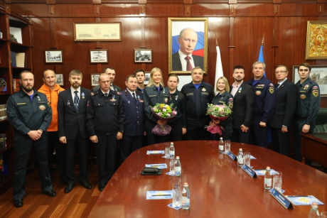 Владимир Пучков наградил добровольцев общественных спасательных организаций ведомственными наградами