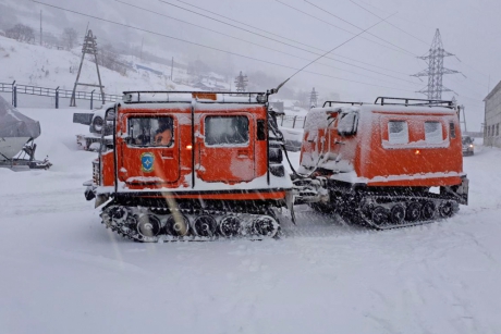 Магаданские спасатели вызволили рыбаков из снежного плена