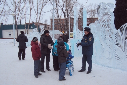 Сотрудники МЧС России обеспечивают безопасность праздничных мероприятий