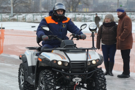 Во Владивостоке сотрудники МЧС России обеспечили безопасность соревнований по мотокроссу на льду на озере Чан