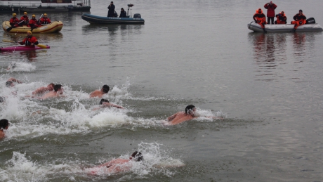 Сотрудники Российско-Сербского гуманитарного центра обеспечили безопасность при массовом заплыве на Дунае