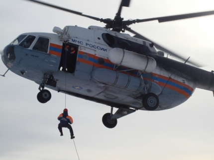 Спасатели эвакуировали пострадавшего с акватории Охотского моря