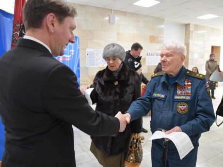 Председатель Центрального совета ветеранов Дмитрий Михайлик проголосовал на выборах Президента Российской Федерации вместе со своей семьей