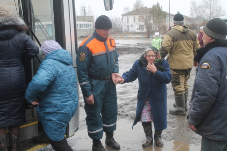 Спасатели продолжают оказывать помощь людям, пострадавшим от паводка