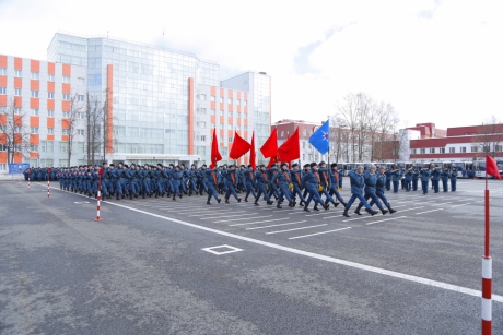 Первый заместитель министра Владимир Степанов проверил готовность курсантов АГЗ МЧС России к параду