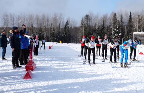 Пожарные и спасатели участвуют в биатлонных стартах
