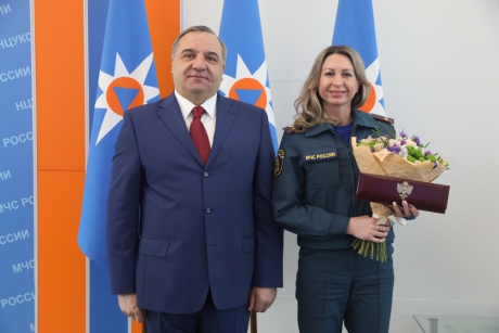 Владимир Пучков поздравил сотрудниц МЧС России с наступающим Международным женским днем