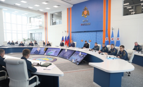 В МЧС России на особом контроле вопросы защиты населения от паводков и природных пожаров
