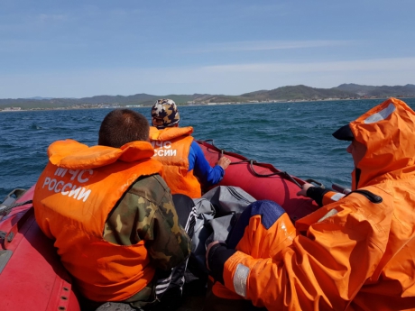В заливе Находка сотрудники МЧС России спасли мужчин, которых уносило в море
