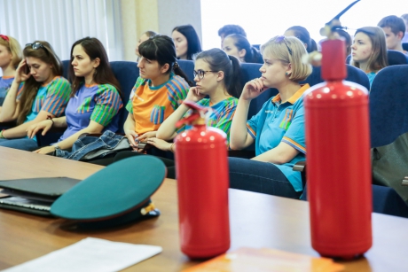 Спасатели обучают вожатых детских лагерей основам безопасности жизнедеятельности Спасатели обучают вожатых детских лагерей основам безопасности жизнедеятельности