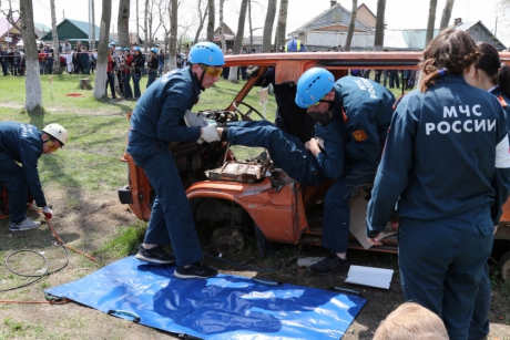 Знания и навыки в области аварийно-спасательного дела продемонстрировали учащиеся кадетской школы на Сахалине