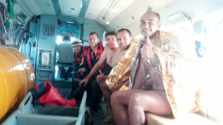 Спасатели эвакуировали двух мужчин, которых унесло в море на матраце в 20 км от берега