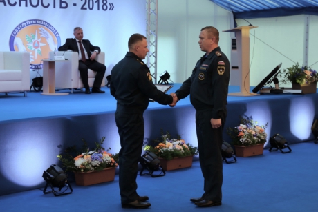 Глава МЧС наградил пожарных и спасателей,  отличившихся  при ликвидации пожаров и ЧС