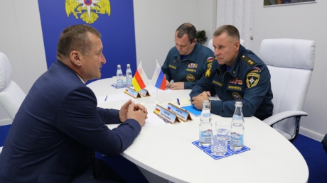 Мининстр Евгений Зиничев провел ряд двусторонних встреч с представителями чрезвычайных ведомств зарубежных стран