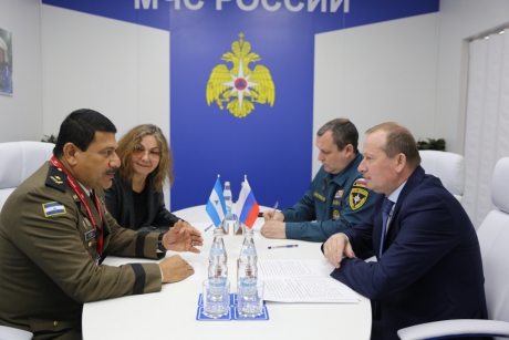 Статс-секретарь – заместитель главы МЧС России Олег Баженов провел двусторонние встречи