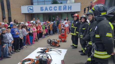 Спасатели учат детей навыкам безопасного поведения в оздоровительных лагерях