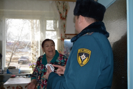 Чукотские специалисты МЧС России устанавливают в домах маломобильных граждан автономные пожарные извещатели