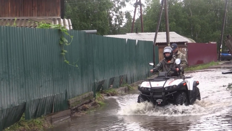 Спасатели оказывают помощь населению с техники повышенной проходимости