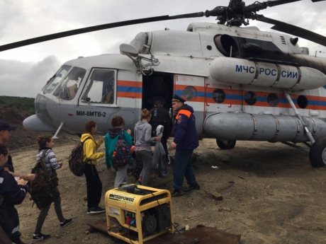 Вертолет Ми-8 МЧС России эвакуировал туристическую группу с детьми из зоны подтопления в Амурской области Вертолет Ми-8 МЧС России эвакуировал туристическую группу с детьми из зоны подтопления в Амурской области