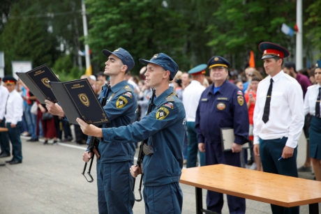 Молодое пополнение приняло военную присягу в Ногинском спасательном центре