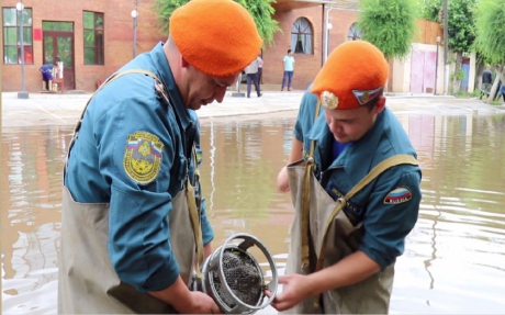 Спасатели МЧС России проводят аварийно-восстановительные работы в Забайкальском крае