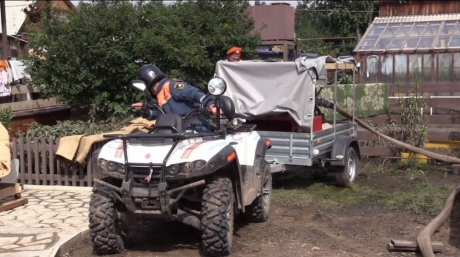 Спасатели МЧС России и работники коммунальных служб освободили от воды более 290 жилых домов в Забайкалье Спасатели МЧС России и работники коммунальных служб освободили от воды более 290 жилых домов в Забайкалье