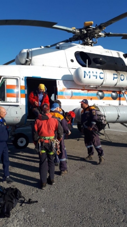 Провалившийся в трещину на леднике альпинист успешно эвакуирован