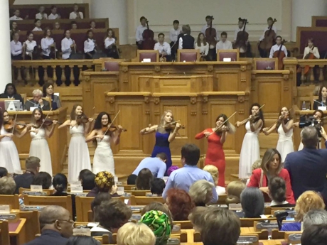 Показательный оркестр МЧС России выступил перед участниками второго Евразийского женского форума