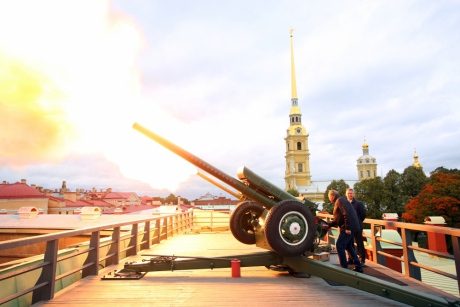 Руководители чрезвычайных ведомств трех стран произвели залп из сигнального оружия Петропавловской крепости в знак консолидации усилий в вопросах безопасности