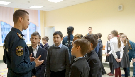 Курсанты-волонтеры Санкт-Петербургского университета ГПС МЧС России обучают детей правилам безопасности по особой методике