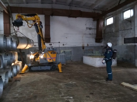 Спасатели МЧС России приступили к уникальной работе по утилизации контейнеров с хлором