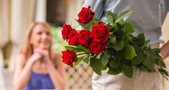Нестареющий жест: почему стоит дарить цветы