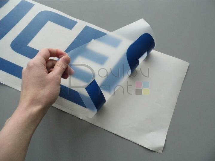 Секреты профессиональной накатки пленки на рекламные стенды и вывески