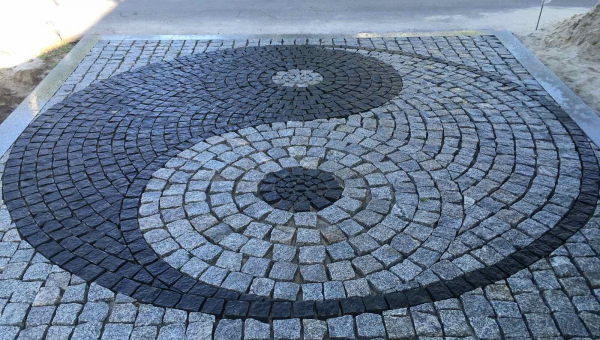 Гранитная брусчатка: изысканный путь к красоте и долговечности